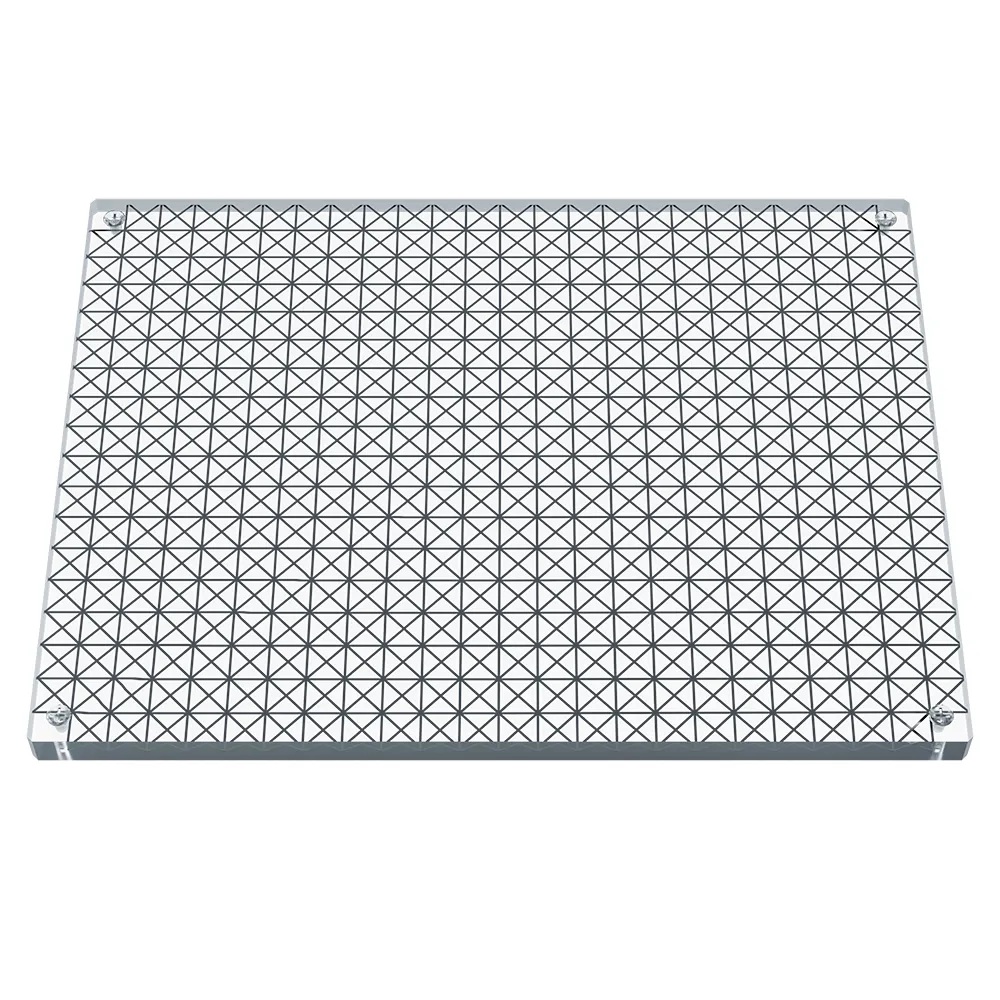 A rectangular transparent plate containing a wire mesh of horizontal, vertical and diagonal lines (45°).