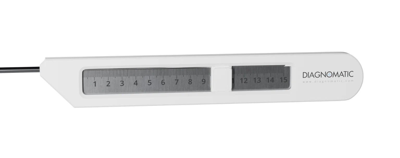 Reading the measured brachytherapy needle length directly from the scale window on the measuring device.